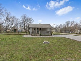 806 S Hickory Street, Nowata, OK 74048