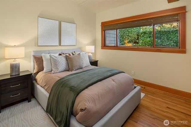 7816 NE 32nd Street, Medina, WA 98039
