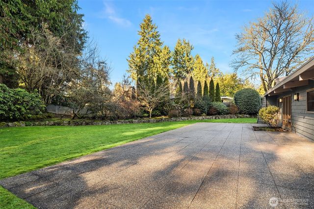 7816 NE 32nd Street, Medina, WA 98039