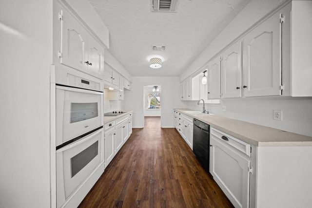 203 Oak Forest Trail, Euless, TX 76039