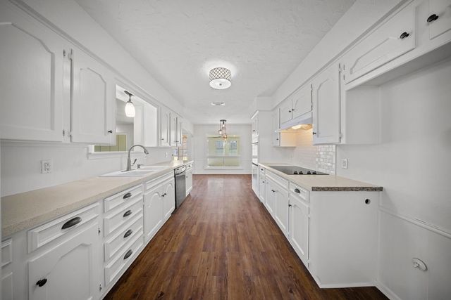 203 Oak Forest Trail, Euless, TX 76039