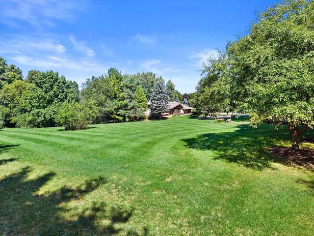 1799 Woodsfield DRIVE, Richfield, WI 53076