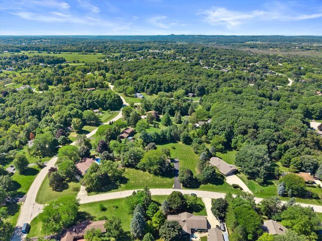 1799 Woodsfield DRIVE, Richfield, WI 53076