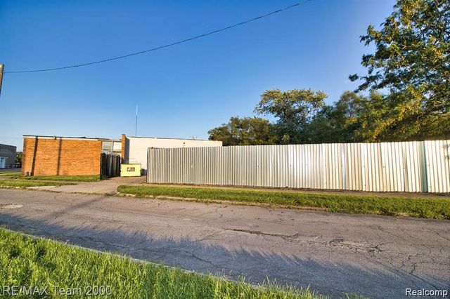 8401 W Chicago, Detroit, MI 48204