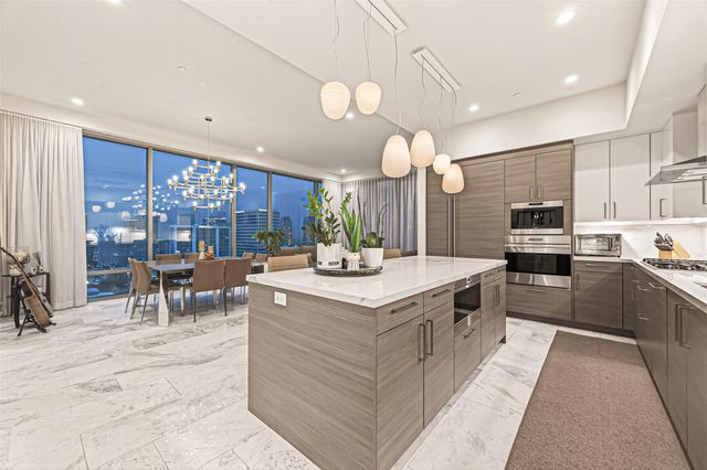2047 Westcreek Lane 1701, Houston, TX 77027