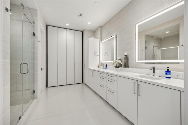 2047 Westcreek Lane 1701, Houston, TX 77027