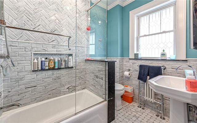 2110 Lloyd Avenue, Swissvale, PA 15218