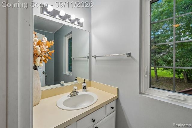 6913 Fox Lane, Waterford, MI 48327
