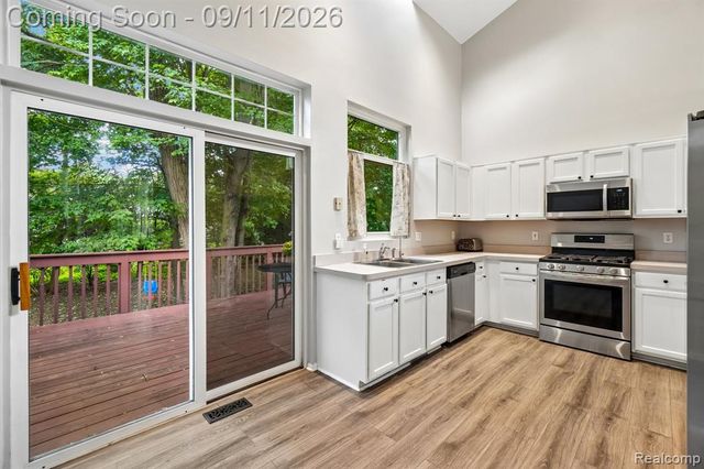 6913 Fox Lane, Waterford, MI 48327
