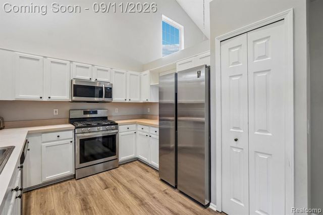 6913 Fox Lane, Waterford, MI 48327