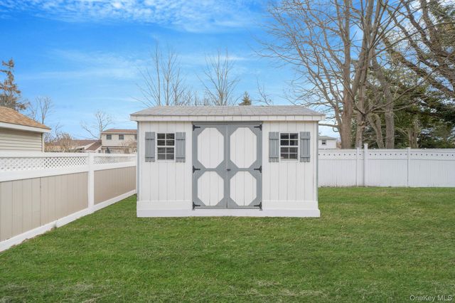 61 Ocean Avenue, Islip, NY 11751