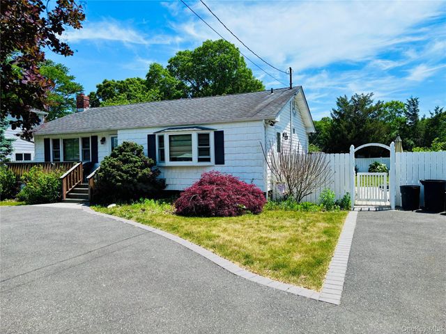 30 Woodmere Place, Selden, NY 11784