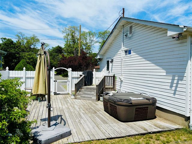 30 Woodmere Place, Selden, NY 11784