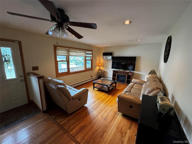 30 Woodmere Place, Selden, NY 11784