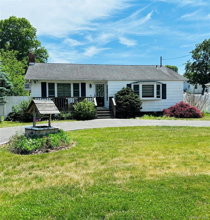 30 Woodmere Place, Selden, NY 11784