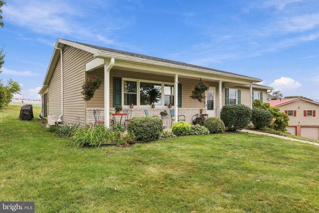 4 BUCKINGHAM DR, Chambersburg, PA 17201