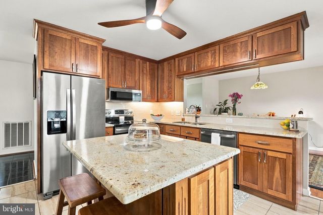 4 BUCKINGHAM DR, Chambersburg, PA 17201