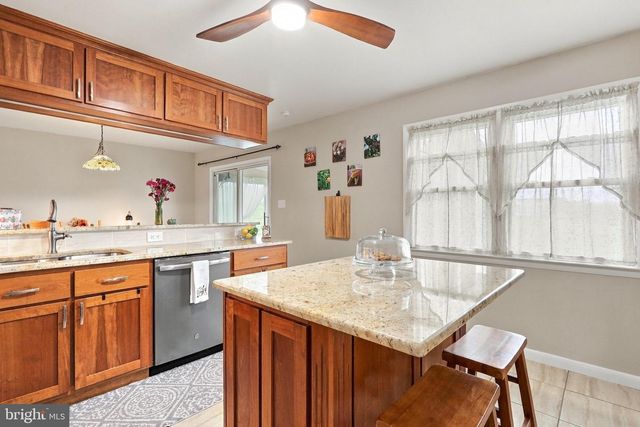 4 BUCKINGHAM DR, Chambersburg, PA 17201