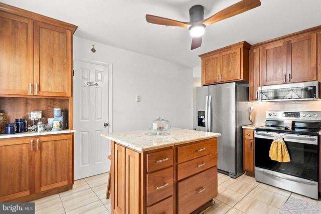 4 BUCKINGHAM DR, Chambersburg, PA 17201