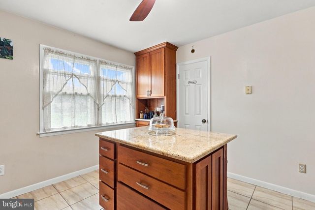 4 BUCKINGHAM DR, Chambersburg, PA 17201