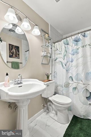 4 BUCKINGHAM DR, Chambersburg, PA 17201