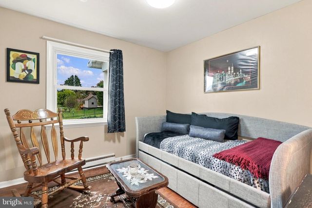 4 BUCKINGHAM DR, Chambersburg, PA 17201