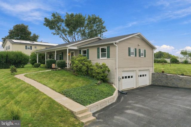 4 BUCKINGHAM DR, Chambersburg, PA 17201
