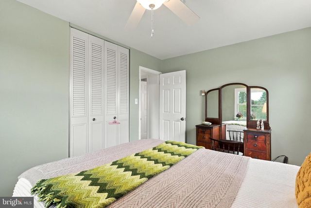 4 BUCKINGHAM DR, Chambersburg, PA 17201