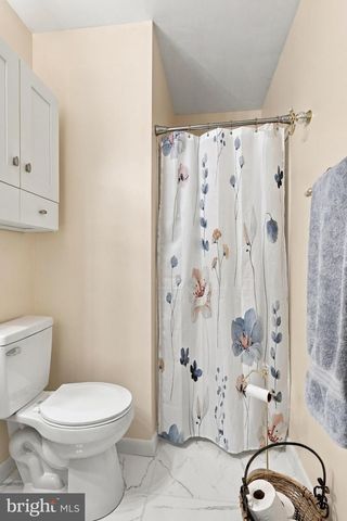 4 BUCKINGHAM DR, Chambersburg, PA 17201