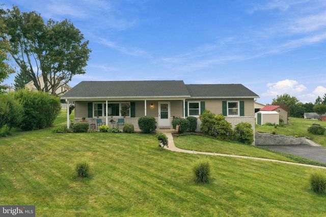 4 BUCKINGHAM DR, Chambersburg, PA 17201