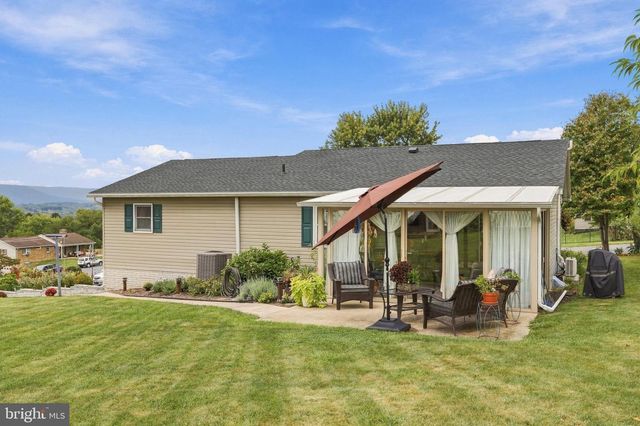 4 BUCKINGHAM DR, Chambersburg, PA 17201