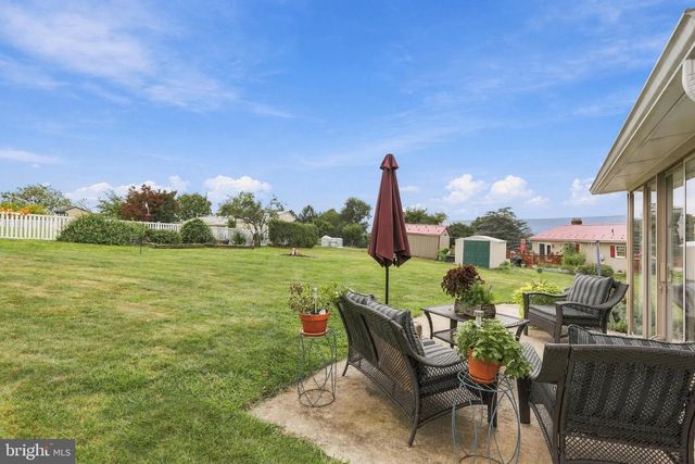 4 BUCKINGHAM DR, Chambersburg, PA 17201