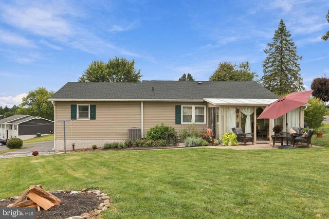 4 BUCKINGHAM DR, Chambersburg, PA 17201