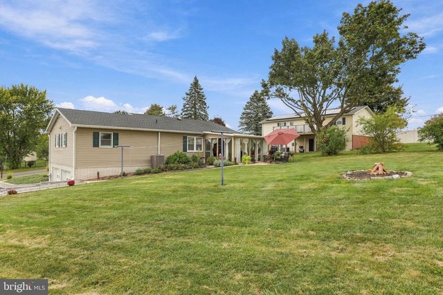 4 BUCKINGHAM DR, Chambersburg, PA 17201