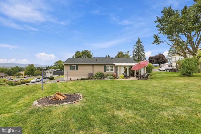 4 BUCKINGHAM DR, Chambersburg, PA 17201