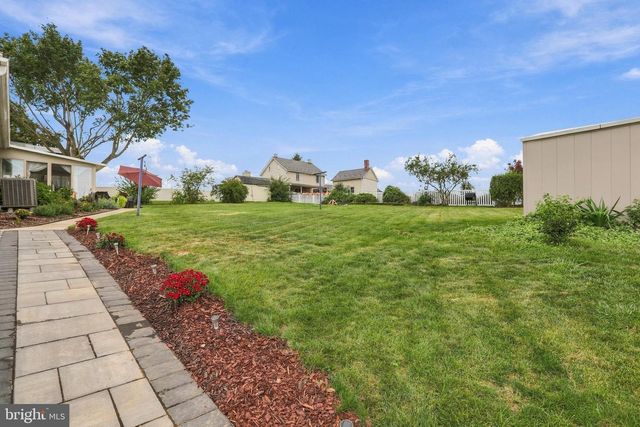 4 BUCKINGHAM DR, Chambersburg, PA 17201