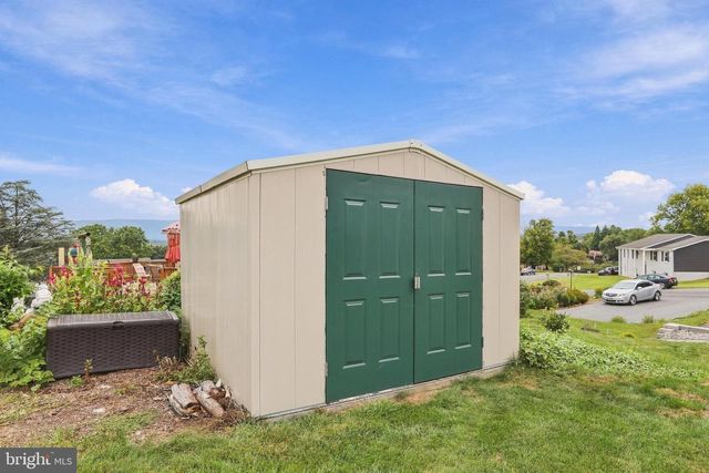 4 BUCKINGHAM DR, Chambersburg, PA 17201