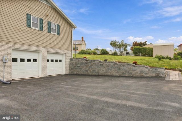 4 BUCKINGHAM DR, Chambersburg, PA 17201