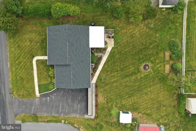 4 BUCKINGHAM DR, Chambersburg, PA 17201