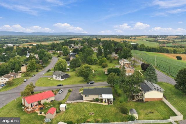 4 BUCKINGHAM DR, Chambersburg, PA 17201