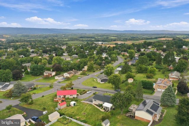 4 BUCKINGHAM DR, Chambersburg, PA 17201