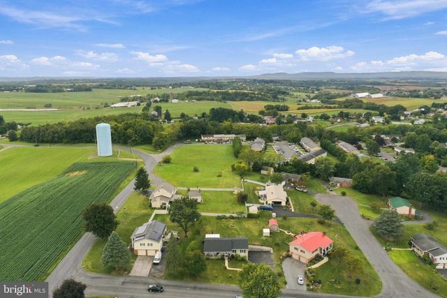 4 BUCKINGHAM DR, Chambersburg, PA 17201