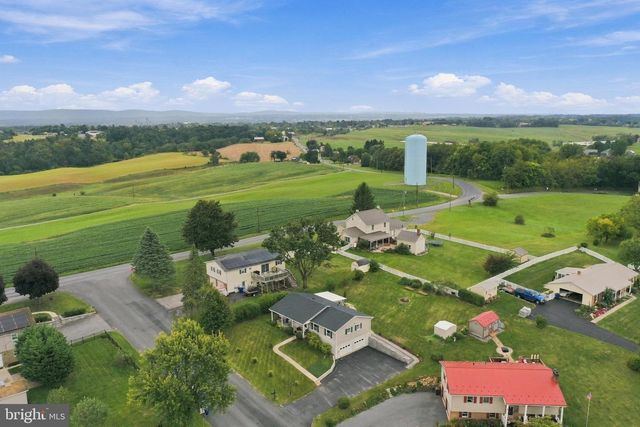 4 BUCKINGHAM DR, Chambersburg, PA 17201