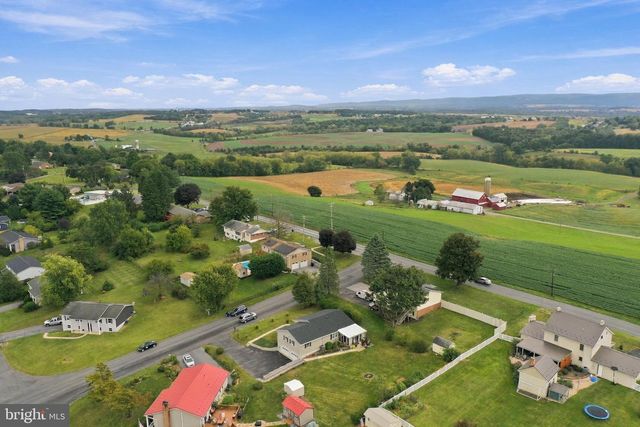 4 BUCKINGHAM DR, Chambersburg, PA 17201