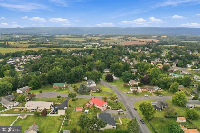 4 BUCKINGHAM DR, Chambersburg, PA 17201