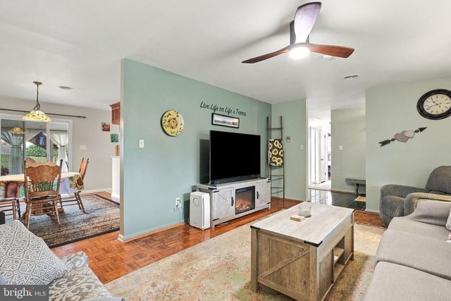 4 BUCKINGHAM DR, Chambersburg, PA 17201