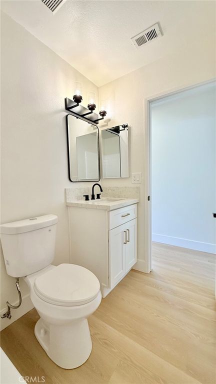 Image 11 of property listing at 28196 Robin, Saugus, CA 91350