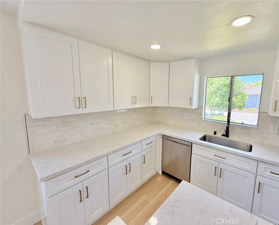 Image 3 of property listing at 28196 Robin, Saugus, CA 91350