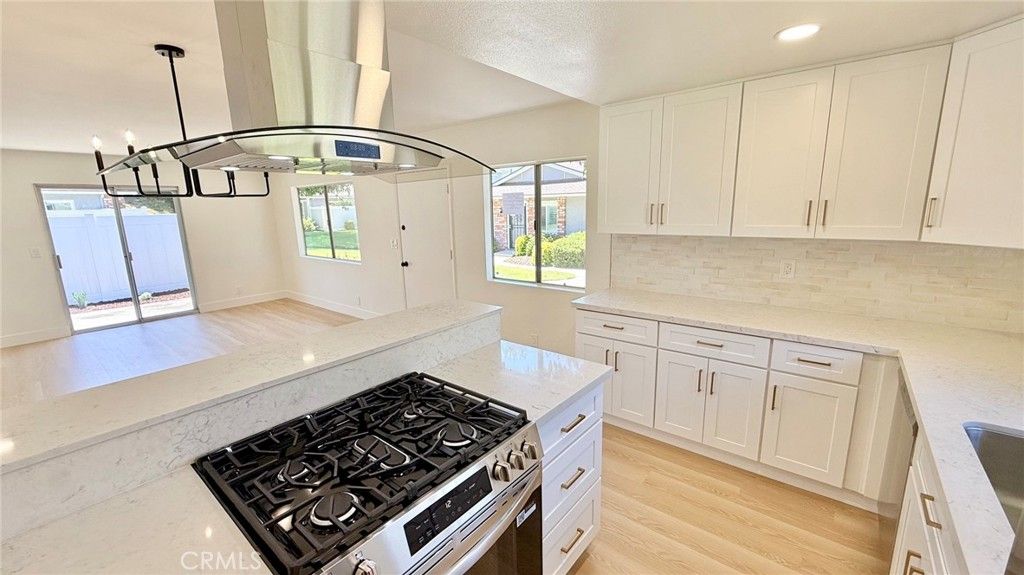 Image 4 of property listing at 28196 Robin, Saugus, CA 91350