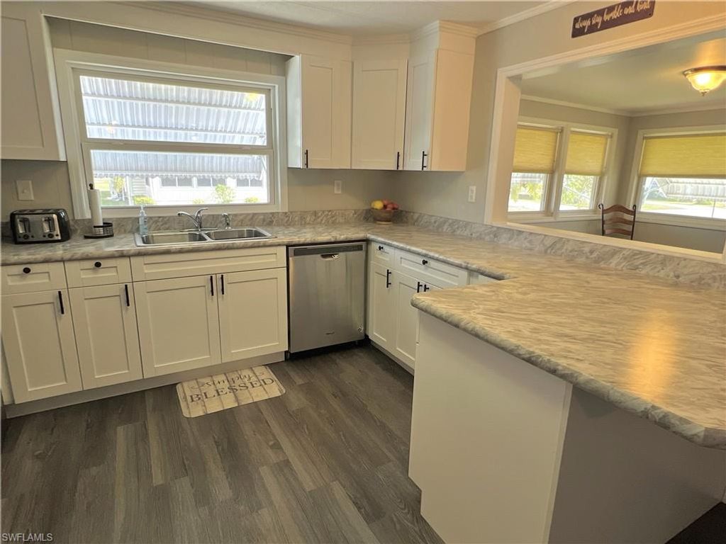 290 Valencia DR, FORT MYERS, FL 33905 — photo 5